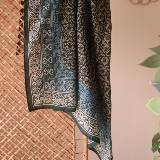 Large Nilofor scarf